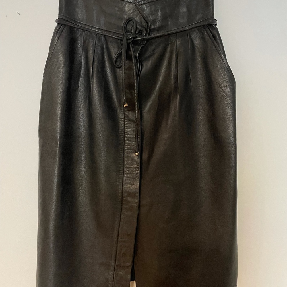 Vintage Black leather Gucci skirt with pockets